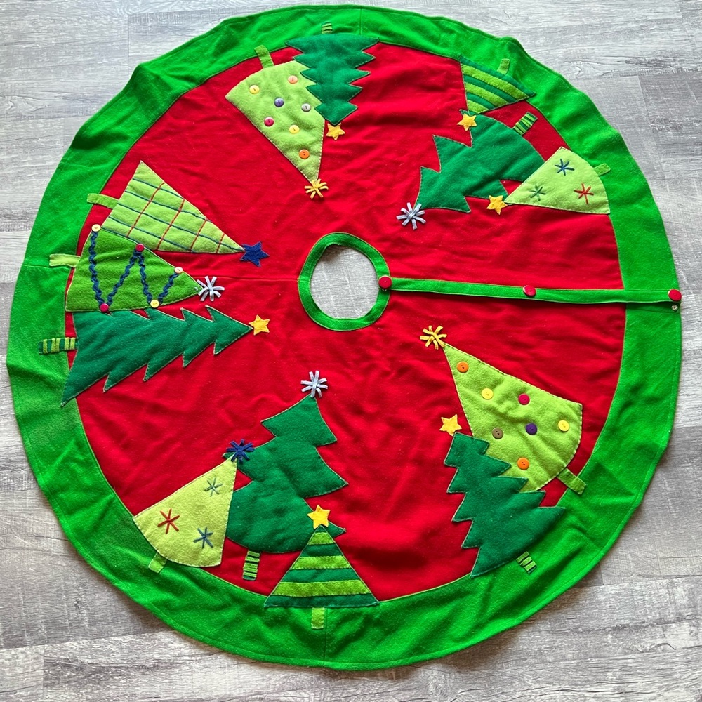 CRATE & BARREL 52 Inches Round Tie Close Red/Ivory Jolly Tree Skirt Wool Blend